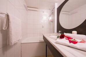 Duschwanne, Haartrockner, Handtücher