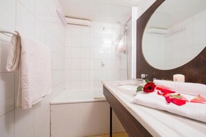 وحدات دش مع أحواض استحمام، مجففات شعر، مناشف