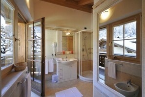 Salle de bain avec douche