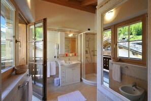 Shower, hair dryer, bidet, towels - Arcobaleno, Livigno, Italy (Livigno)