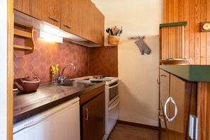 Réfrigérateur, four, plaque de cuisson, cafetière/bouilloire