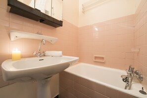 Ensemble douche/baignoire, serviettes fournies