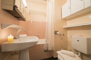 Ensemble douche/baignoire, serviettes fournies