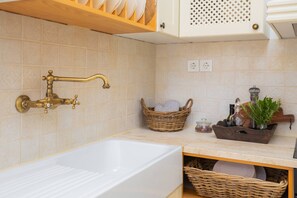 Combined shower/bathtub, hair dryer, towels