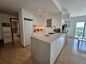 Réfrigérateur, four à micro-ondes, un four, surface de cuisson