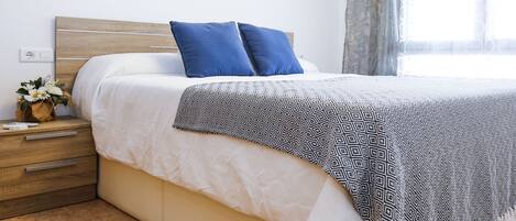 2 bedrooms, iron/ironing board, bed sheets, wheelchair access