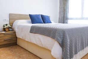2 dormitorios, tabla de planchar con plancha, ropa de cama