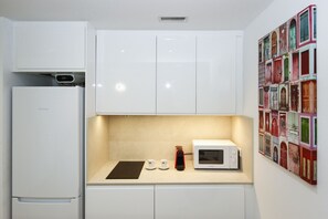 Frigorífico, microondas, horno y placa de cocina