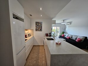 Réfrigérateur, four à micro-ondes, un four, surface de cuisson