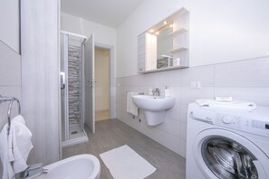 Shower, hair dryer, bidet, towels - Casa dei Quadri, Peschiera del Garda, Italy (Peschiera del Garda)