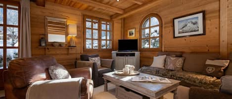 Televisión, reproductor de DVD y estéreo