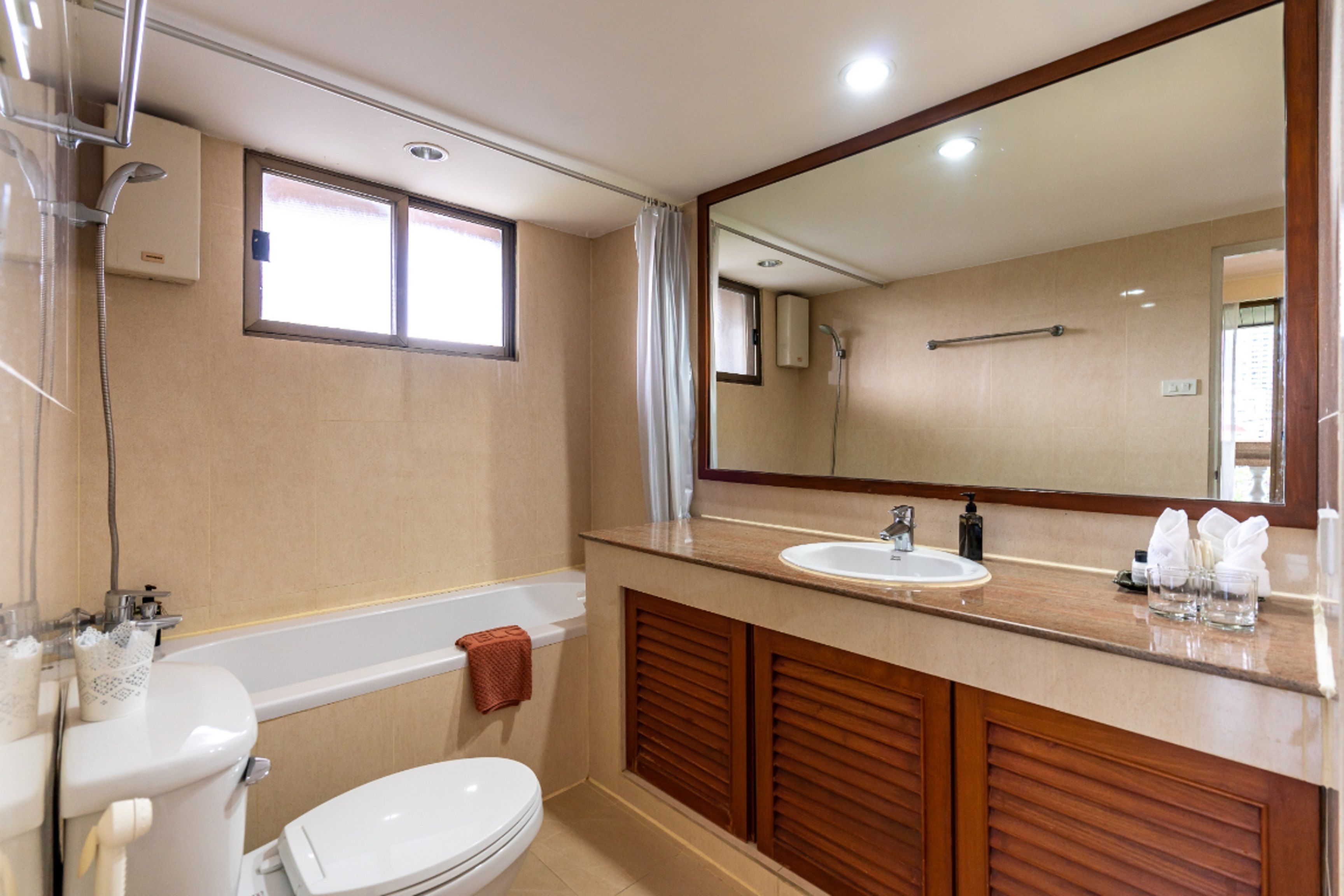 combined shower/bathtub, deep-soaking bathtub, free toiletries