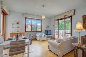 TV - Connie's apartment, Monvalle, Italy (Monvalle)