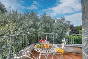 Outdoor dining - Connie's apartment, Monvalle, Italy (Monvalle)