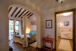 1 dormitorio, tabla de planchar con plancha, wifi y ropa de cama