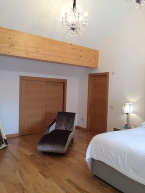 4 bedrooms, iron/ironing board, free WiFi, bed sheets - 4 bedroom,5 bathroom,gamesroom, garden & parking, perfect for golf in St Andrews (st andrews)