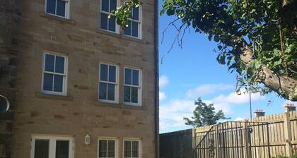 Neues, gerÀumiges, modernes Stadthaus in St. Andrews, 5 Gehminuten vom Old Course entfernt.