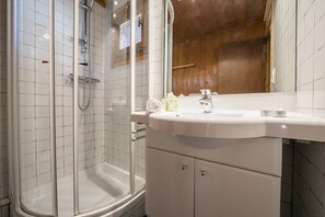 Shower, towels - Résidence Améthystes D12 ski in/ski out, Argentière (Chamonix), France (Argentière (Chamonix))