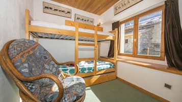 2 slaapkamers, een strijkplank/strijkijzer, gratis wifi, beddengoed