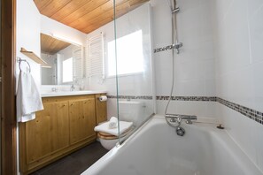 Combined shower/tub, towels