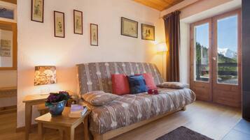 Flat-screen TV, fireplace