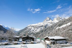 A mountain lodge with multiple cabins, a ski slope, and snow-covered trees. - Résidence Igloo 3 ski in/ski out at Le Tour, Le Tour (Argentière), France (Le Tour (Argentière))