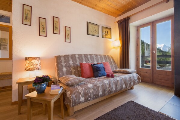 Una televisión de pantalla plana, una chimenea