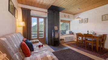 Télévision à écran plat, cheminée