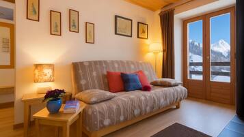 Télévision à écran plat, cheminée