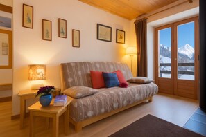 Télévision à écran plat, cheminée