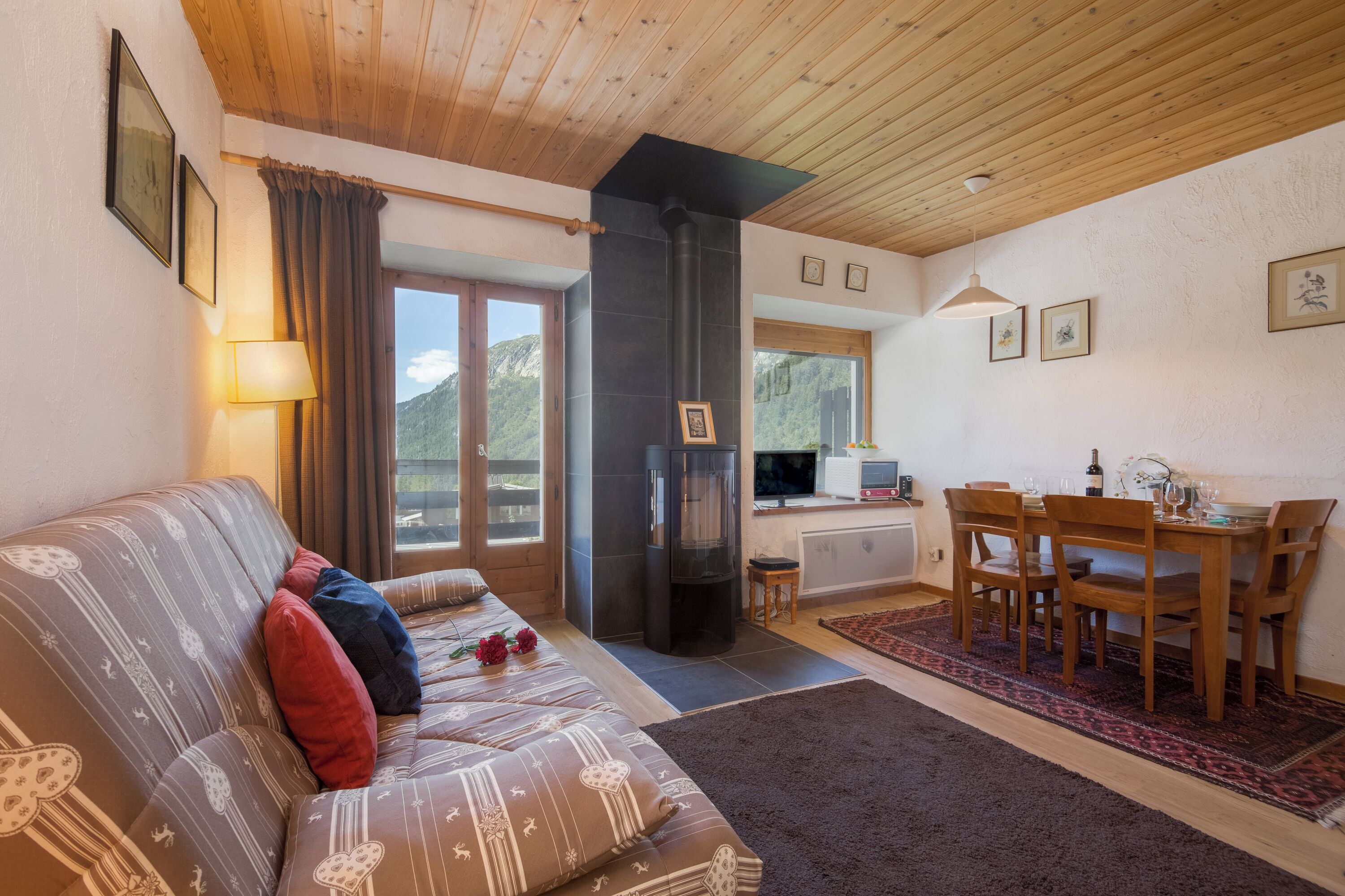 Télévision à écran plat, cheminée