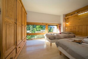 2 bedrooms, bed sheets