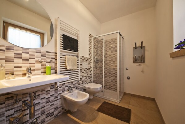 Dusche, Bidet, Handtücher