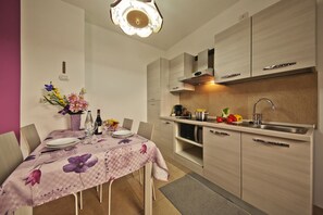 Kühlschrank, Mikrowelle, Herdplatte, Wasserkocher mit Kaffee-/Teezubehör