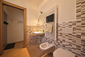 Een douche, een bidet, handdoeken