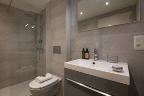 Dusche, Haartrockner, Handtücher