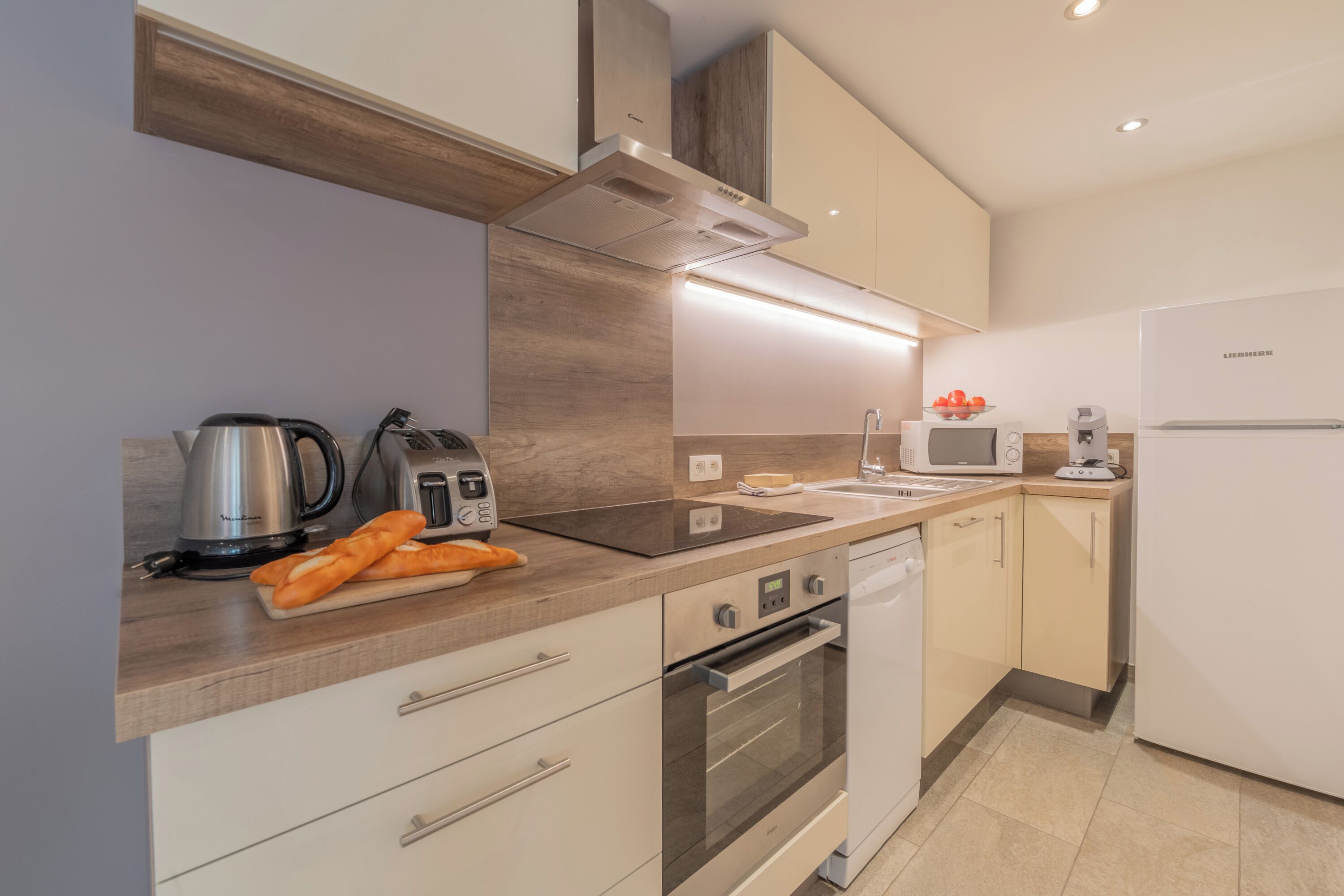 Coffee/tea maker, fridge, microwave, oven