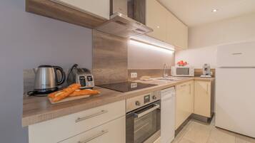 Coffee/tea maker, fridge, microwave, oven