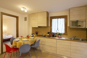 Réfrigérateur, micro-ondes, plaque de cuisson, lave-vaisselle