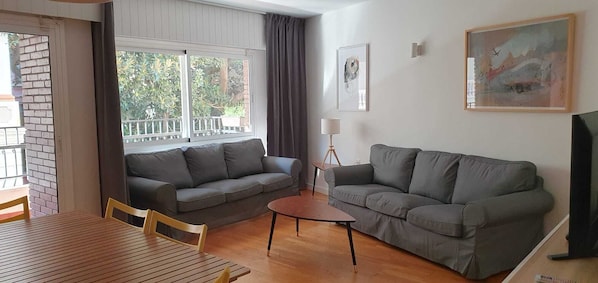 Een smart-tv en boeken