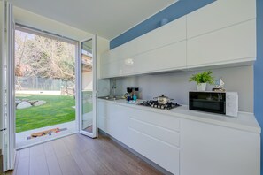 Kylskåp, mikrovågsugn, ugn och spishäll