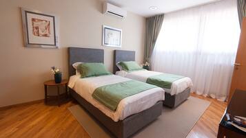 8 slaapkamers, een kluis op de kamer, een bureau