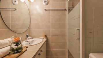Ensemble douche/baignoire, sèche-cheveux, serviettes fournies