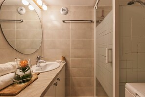 Tina con regadera, secadora de cabello, toallas 
