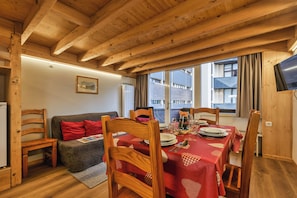 Dining - Résidence Grand Roc - Campanules 122, Argentière (Chamonix), France (Argentière (Chamonix))