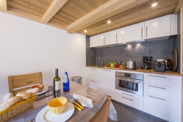 Køleskab, ovn, kogeplade, opvaskemaskine