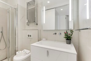 Chuveiro/banheira combinados, secador de cabelo, bidê, toalhas de banho