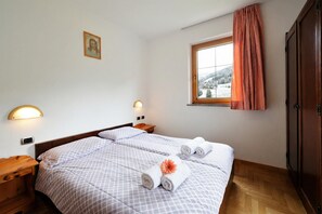 Twin bedroom - Camoscio Ski in - Ski out 200m, Livigno, Italy (Livigno)