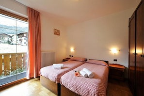Twin bedroom - Camoscio Ski in - Ski out 200m, Livigno, Italy (Livigno)