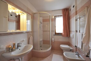 Douche, bidet, serviettes fournies